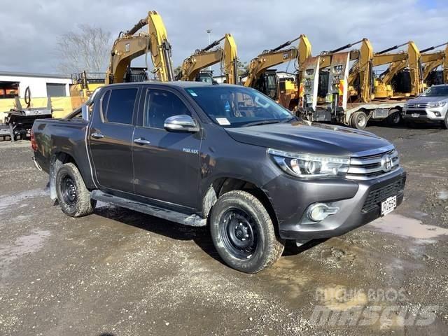 Toyota HiLux Бортовые фургоны