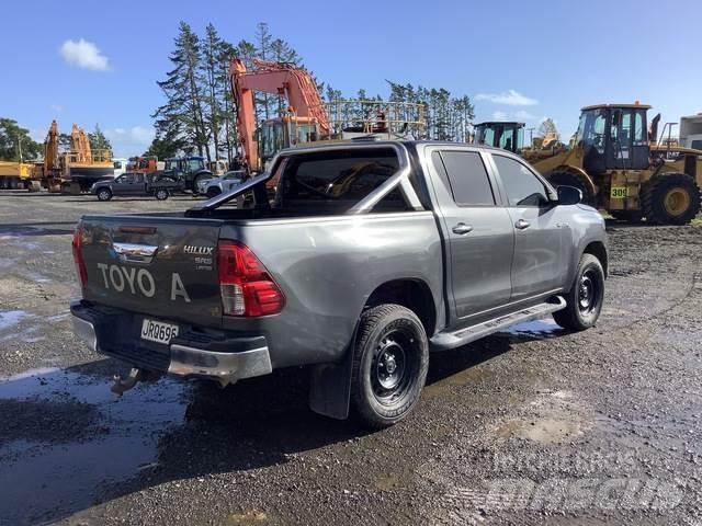 Toyota HiLux Бортовые фургоны