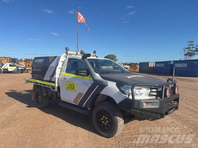 Toyota Hilux Бортовые фургоны