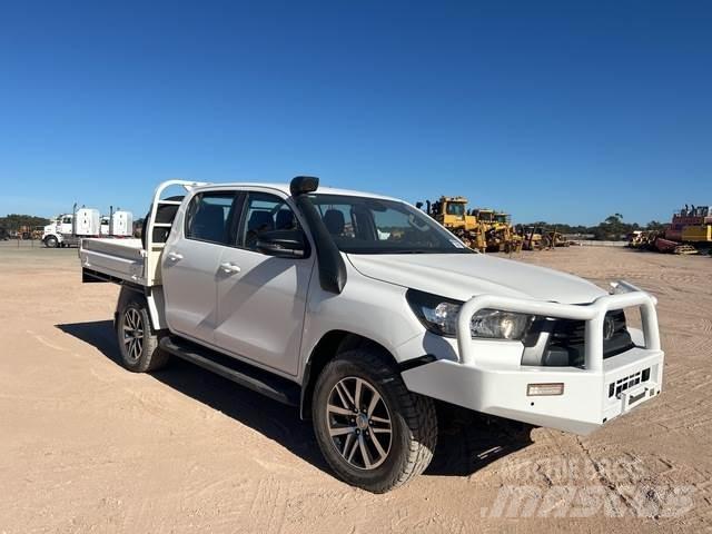 Toyota Hilux Бортовые фургоны