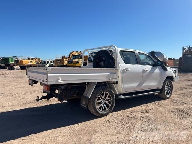 Toyota Hilux Бортовые фургоны