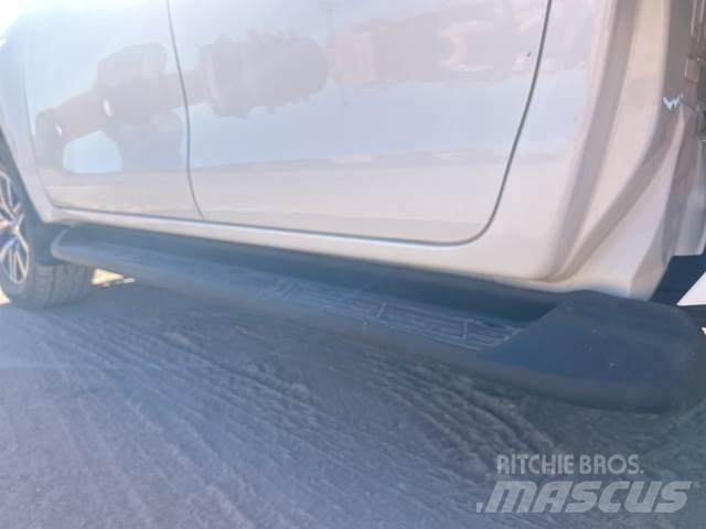 Toyota Hilux Бортовые фургоны