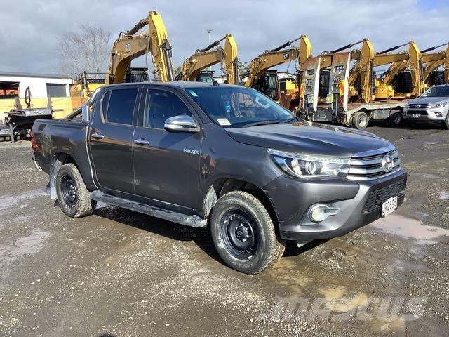 Toyota HiLux Бортовые фургоны