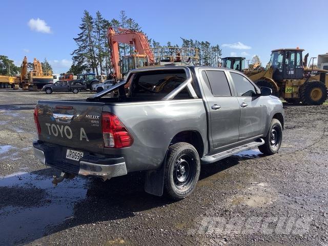Toyota HiLux Бортовые фургоны