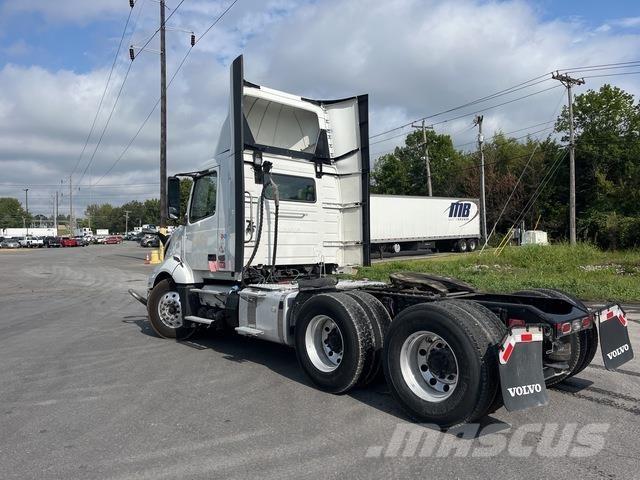 Volvo VNL 300 Седельные тягачи
