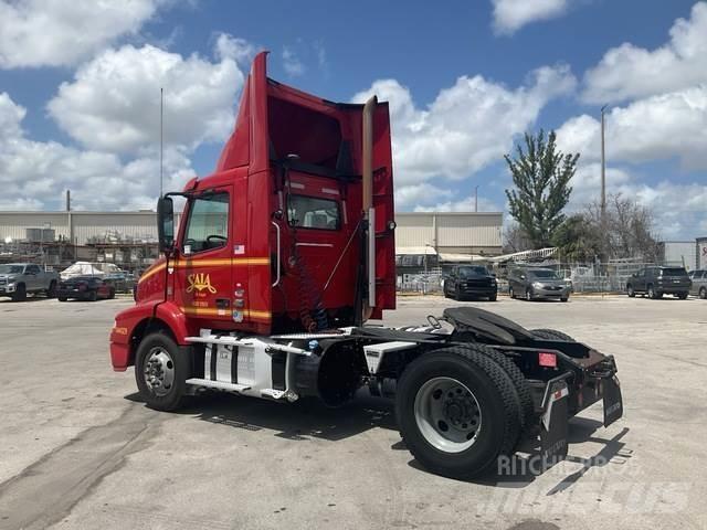 Volvo VNM Седельные тягачи