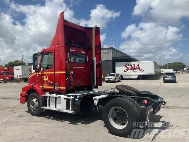 Volvo VNM Седельные тягачи
