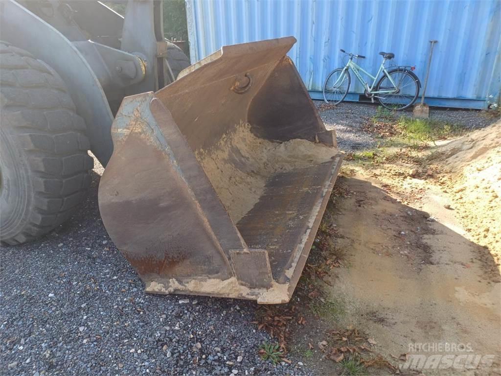 Komatsu WA270 Фронтальные погрузчики