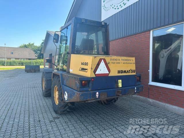 Komatsu WA90 Фронтальные погрузчики
