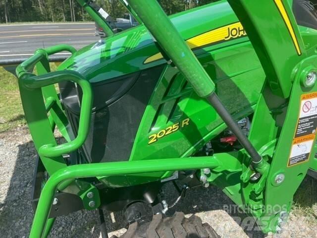 John Deere 2025R Коммунальные тракторы