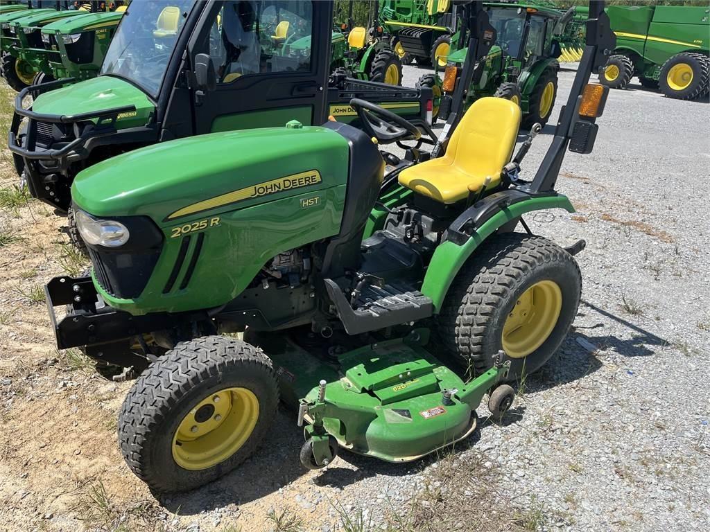 John Deere 2025R Коммунальные тракторы