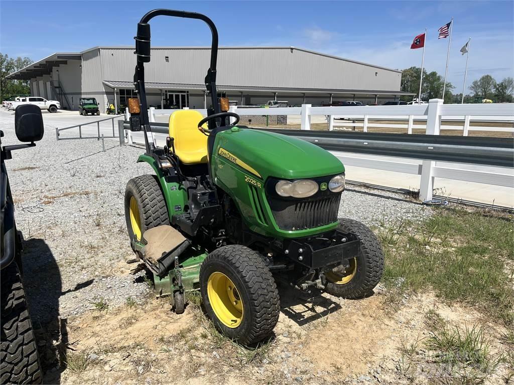 John Deere 2025R Коммунальные тракторы