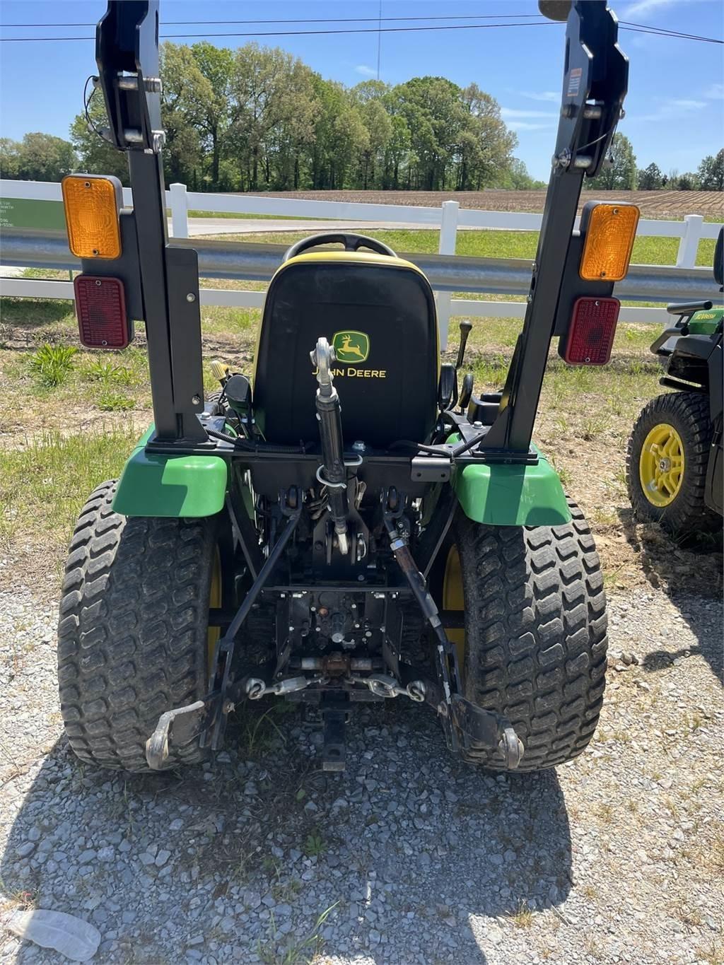 John Deere 2025R Коммунальные тракторы