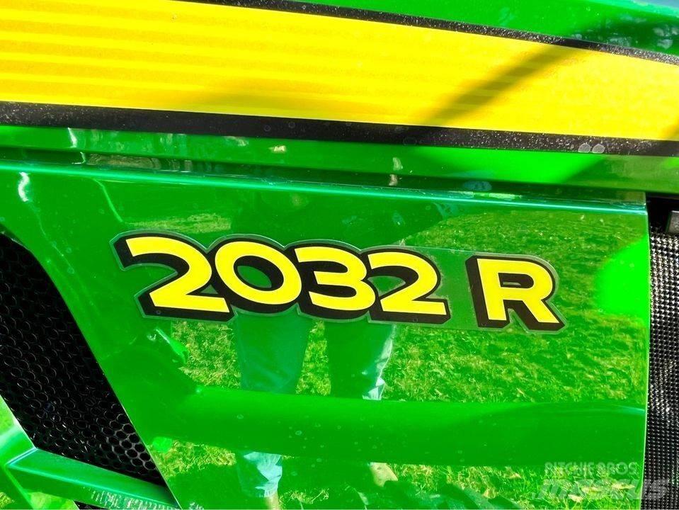John Deere 2032R Коммунальные тракторы