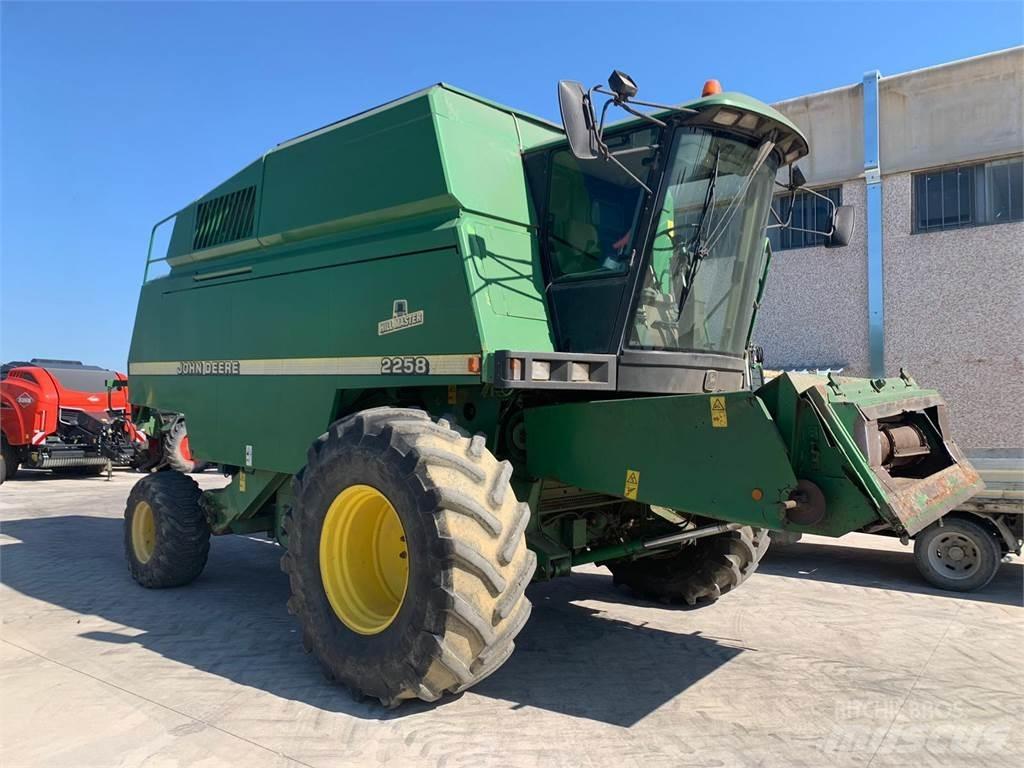 John Deere 2258 Зерноуборочные комбайны