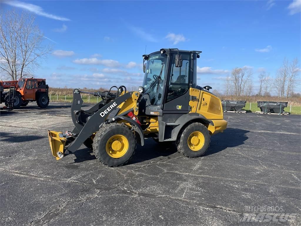 John Deere 244L Малые погрузчики