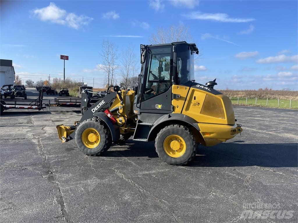 John Deere 244L Малые погрузчики