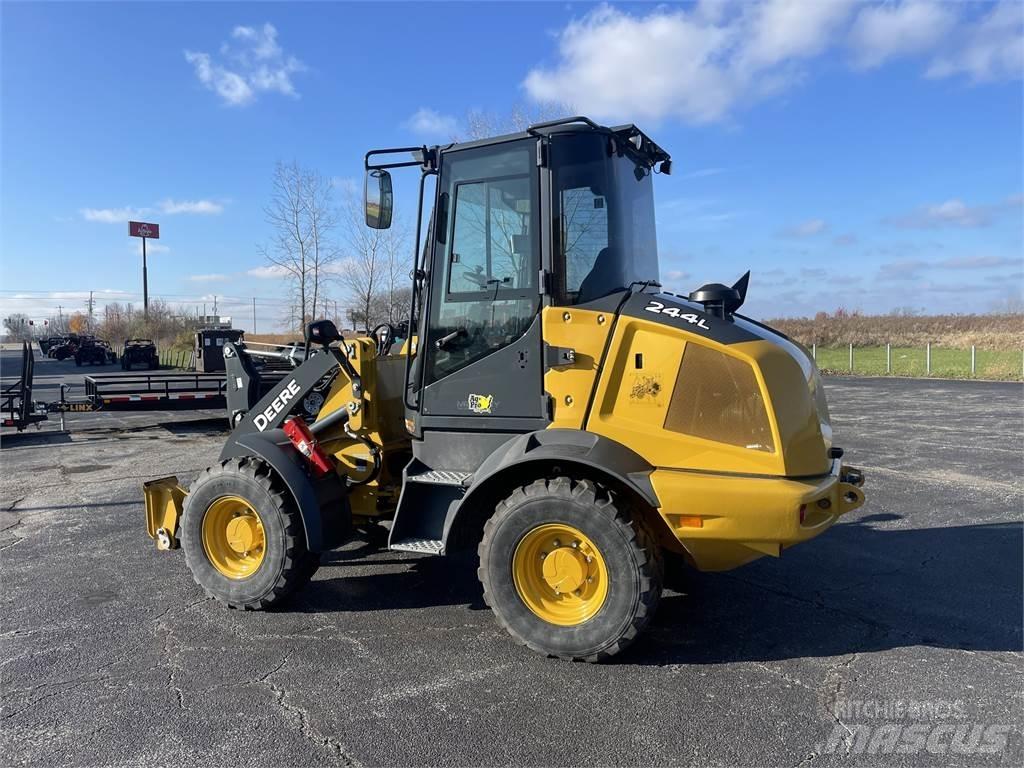 John Deere 244L Малые погрузчики