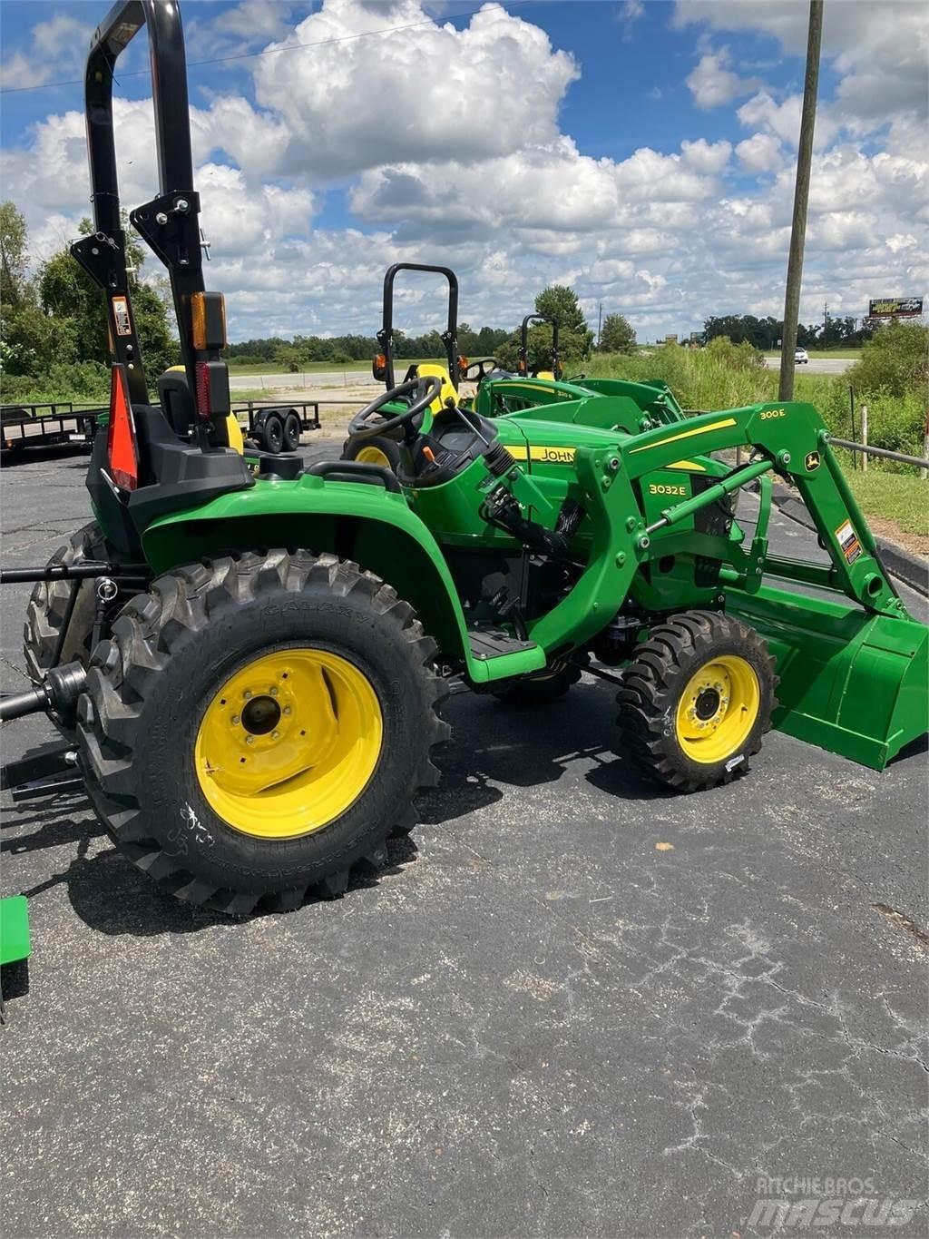John Deere 3032E Коммунальные тракторы
