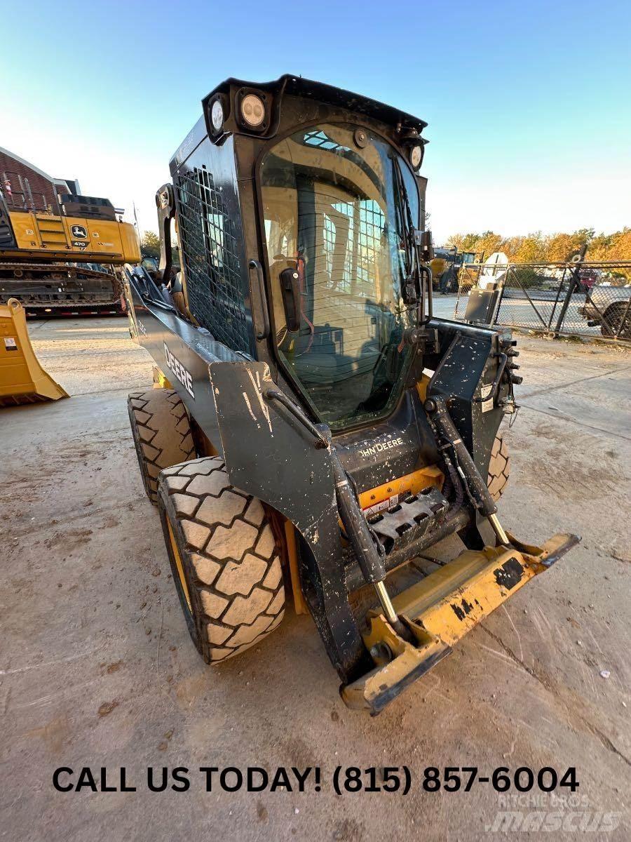 John Deere 320G Мини-погрузчики