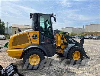John Deere 324P Фронтальные погрузчики