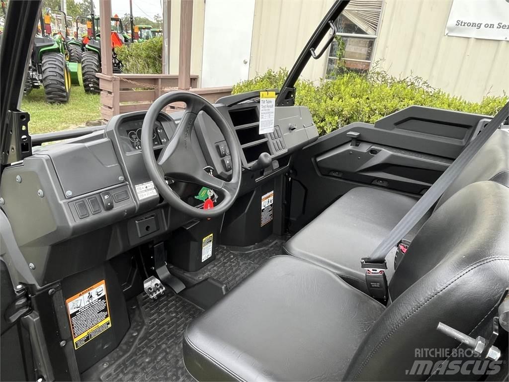 John Deere 835M Коммунальные машины