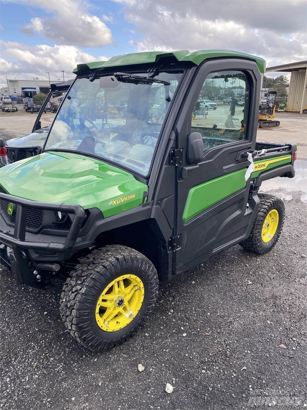 John Deere 835R Коммунальные машины
