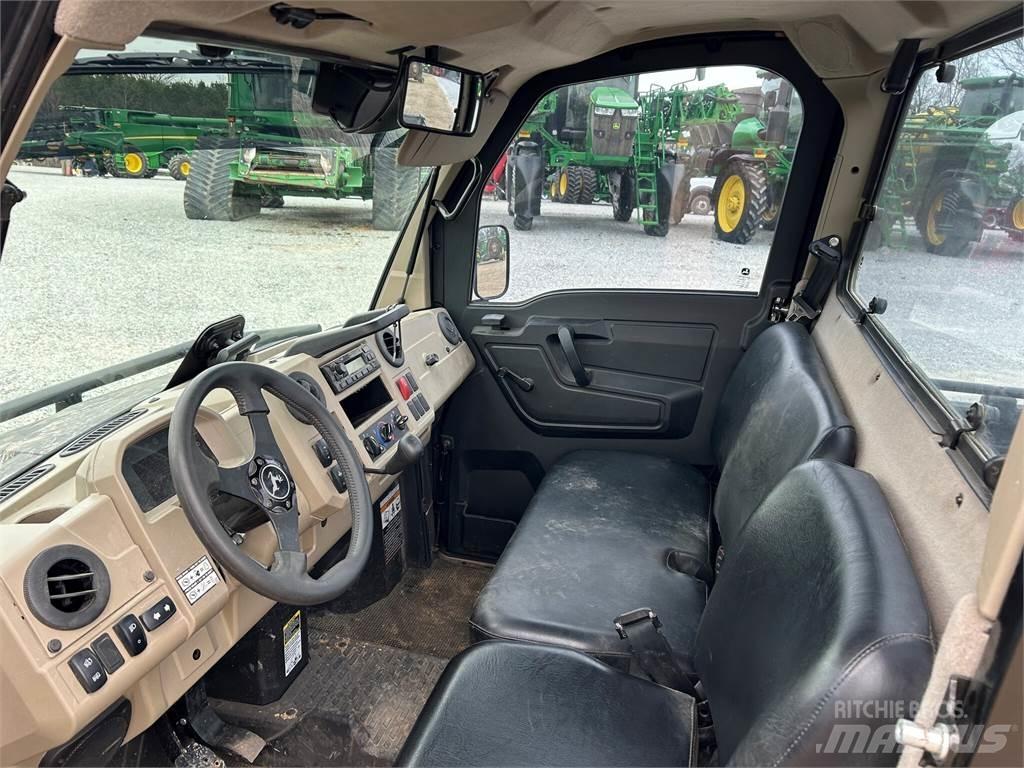 John Deere 835R Коммунальные машины