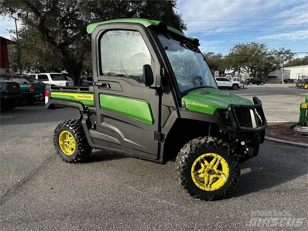 John Deere 835R Коммунальные машины