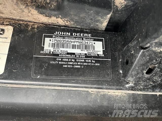 John Deere 835R Коммунальные машины