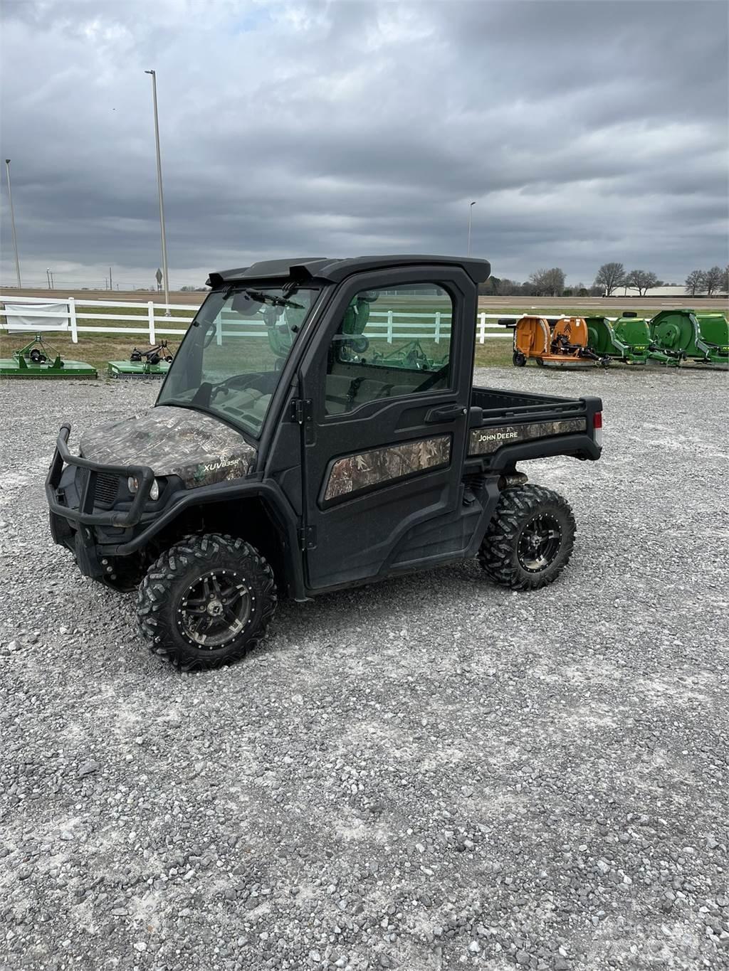 John Deere 835R Коммунальные машины
