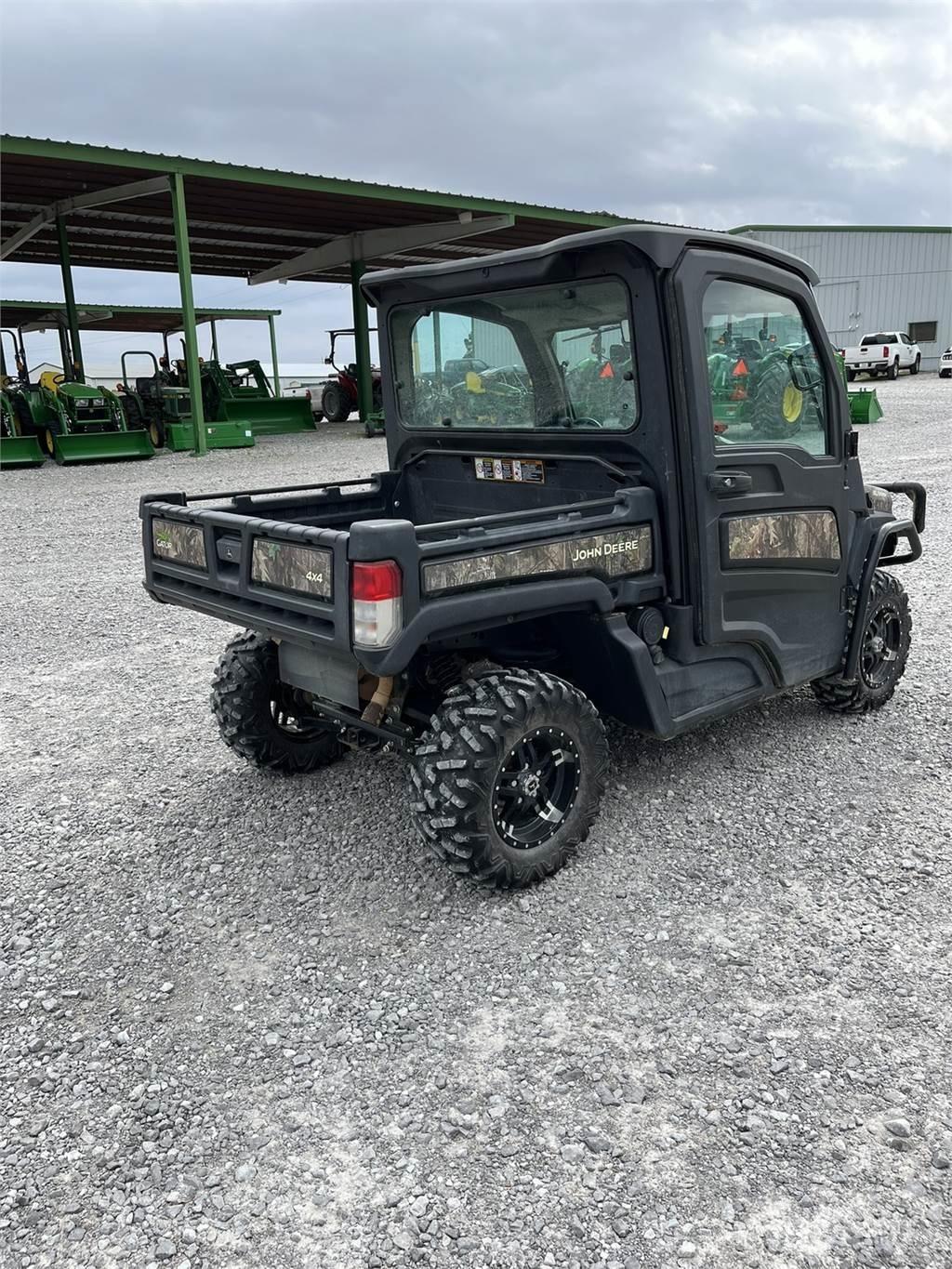 John Deere 835R Коммунальные машины