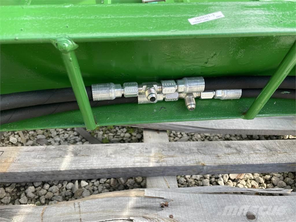 John Deere CR61G Навесное оборудование и запчасти