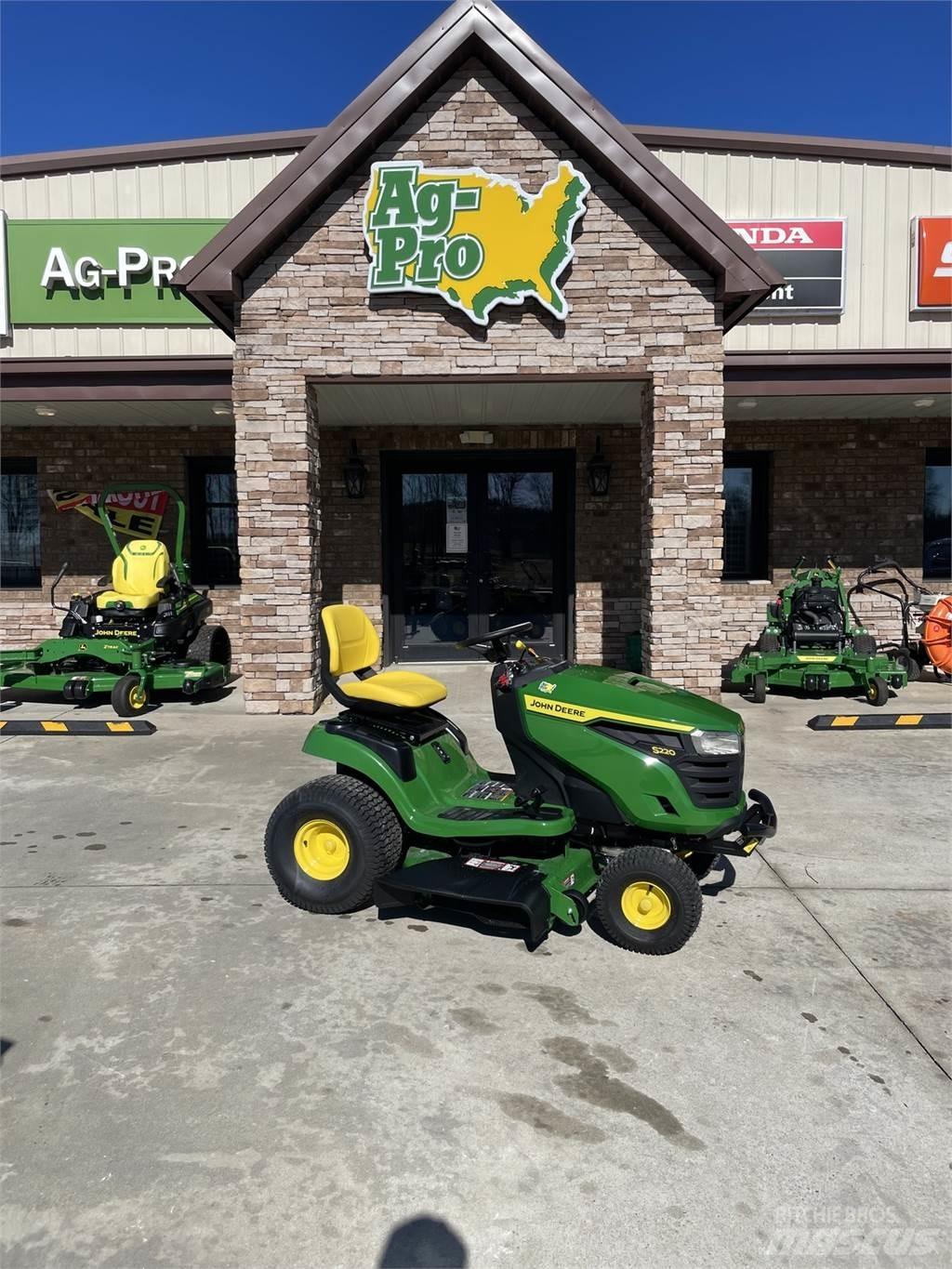 John Deere S220 Самоходные газонокосилки