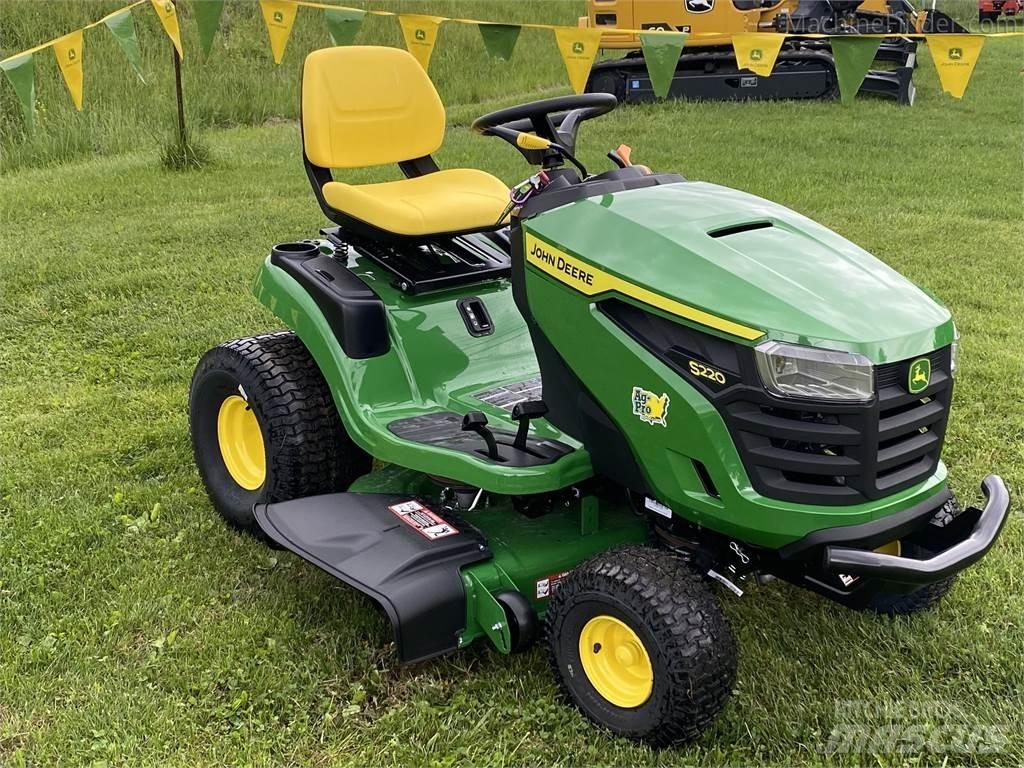 John Deere S220 Самоходные газонокосилки