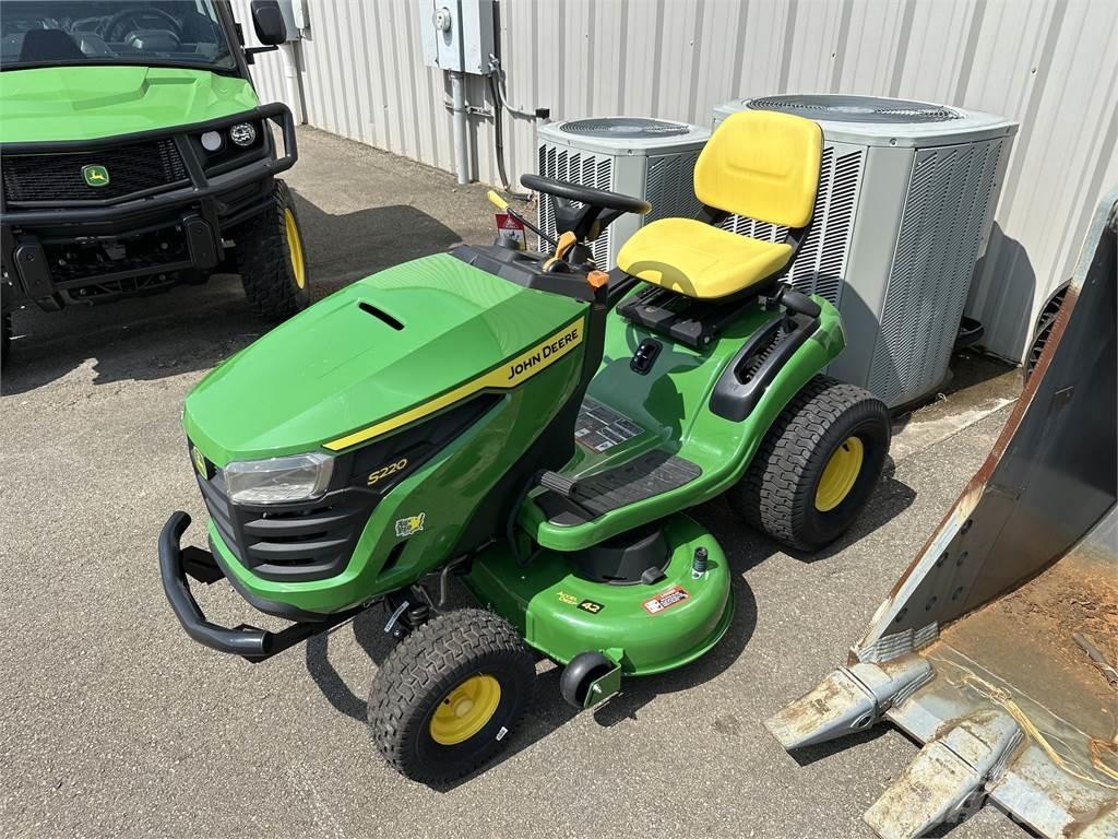 John Deere S220 Самоходные газонокосилки