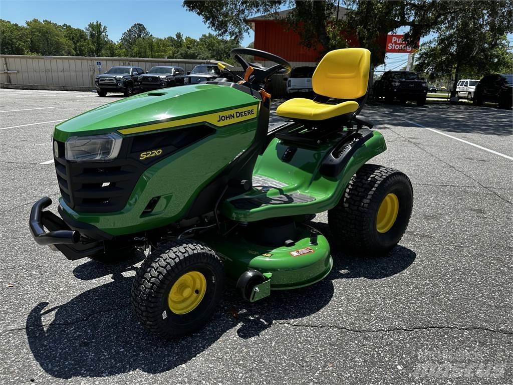 John Deere S220 Самоходные газонокосилки