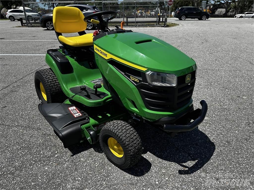 John Deere S220 Самоходные газонокосилки