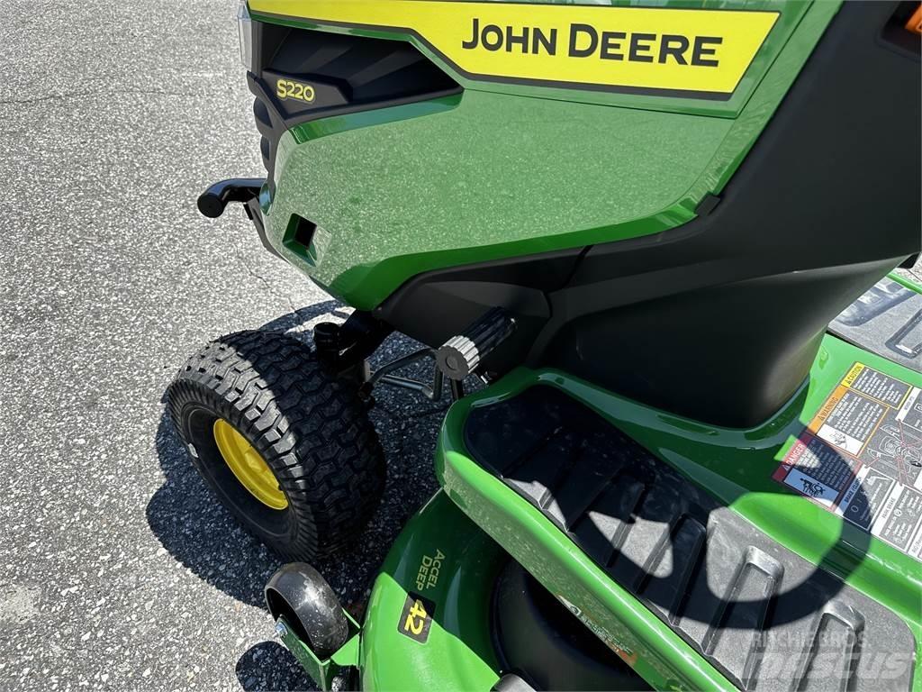 John Deere S220 Самоходные газонокосилки