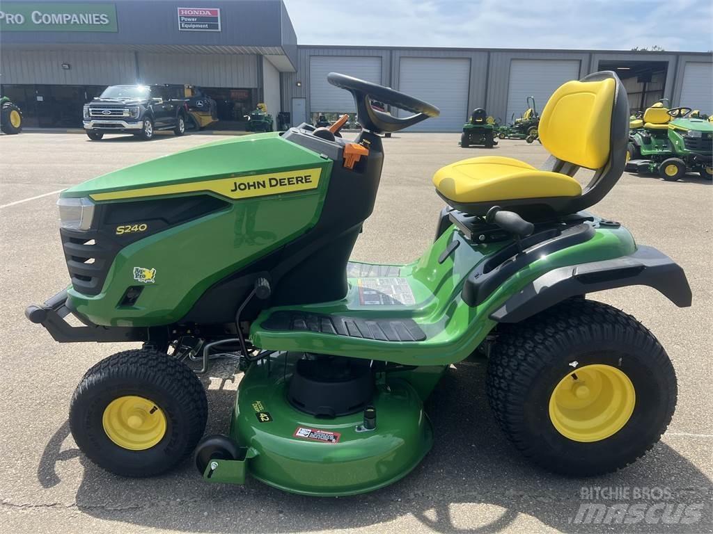 John Deere S240 Коммунальные тракторы