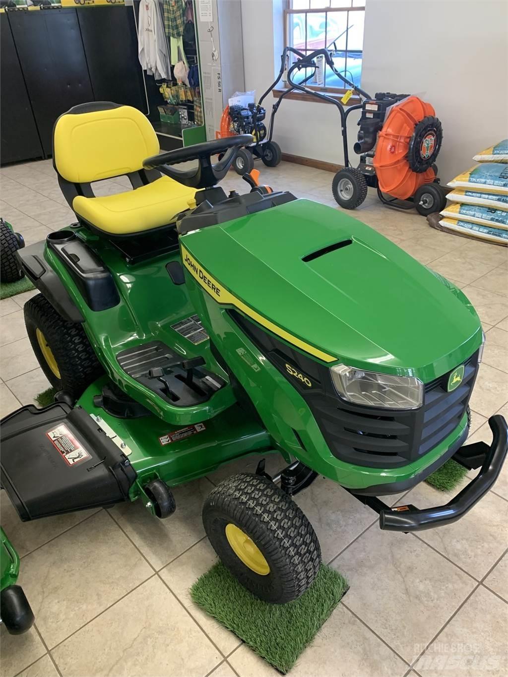 John Deere S240 Коммунальные тракторы