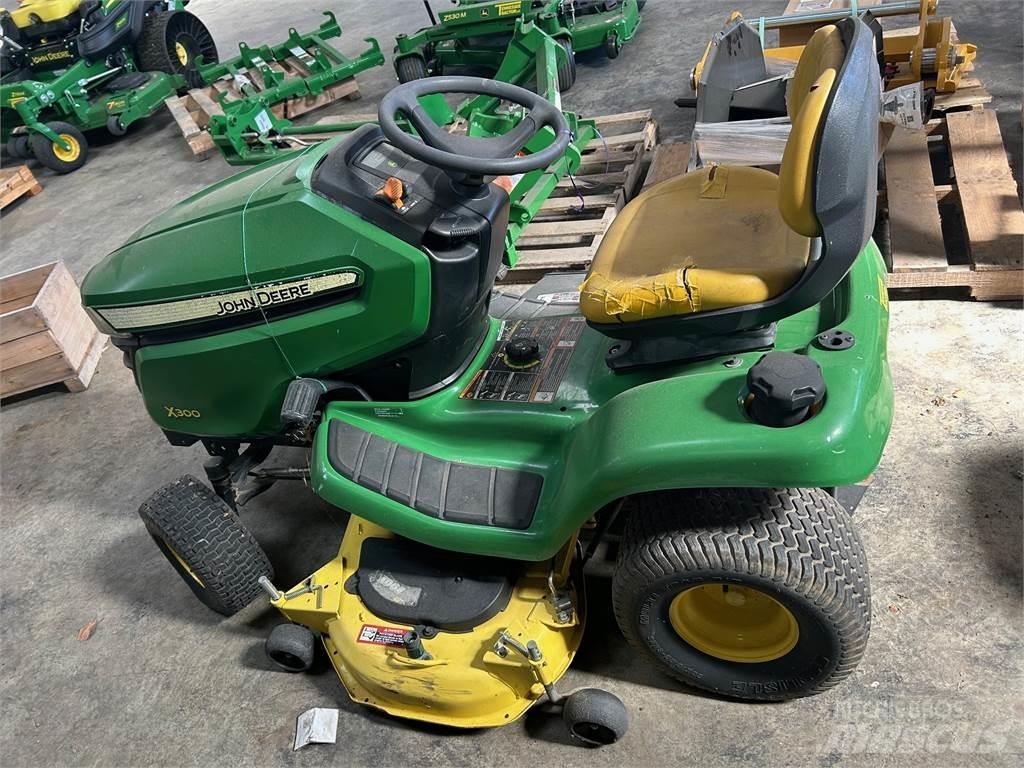 John Deere X300 Самоходные газонокосилки