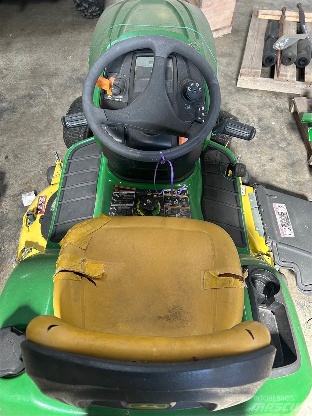 John Deere X300 Самоходные газонокосилки