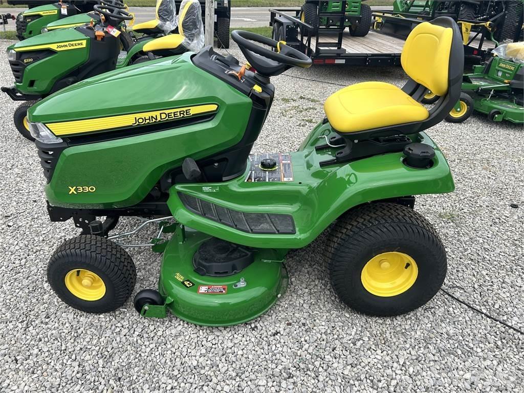 John Deere X330 Коммунальные тракторы