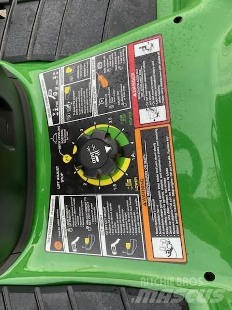 John Deere X380 Коммунальные тракторы