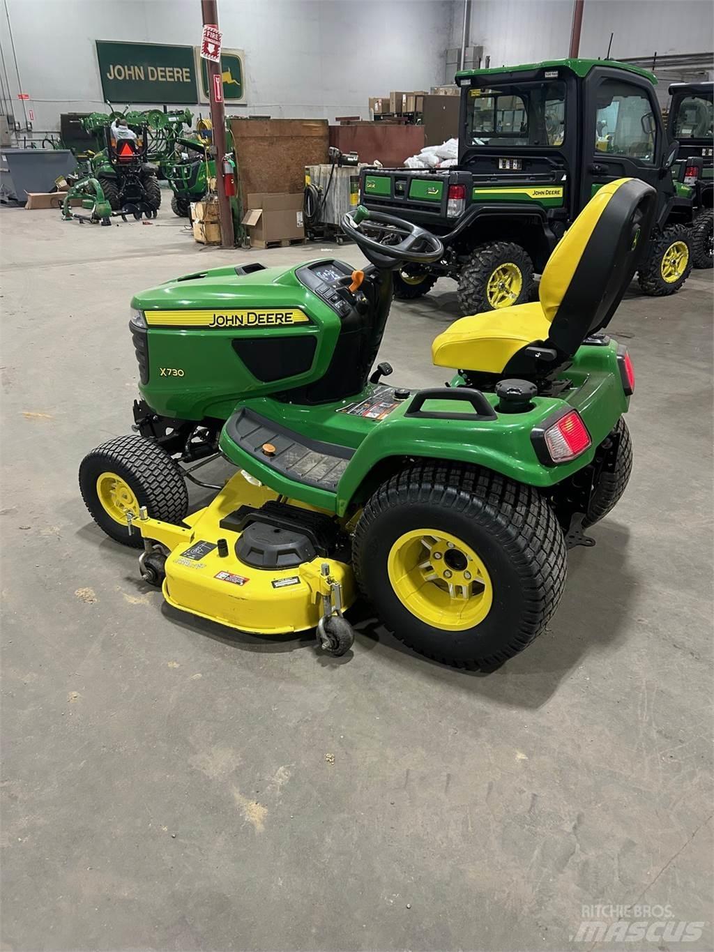 John Deere X730 Коммунальные тракторы
