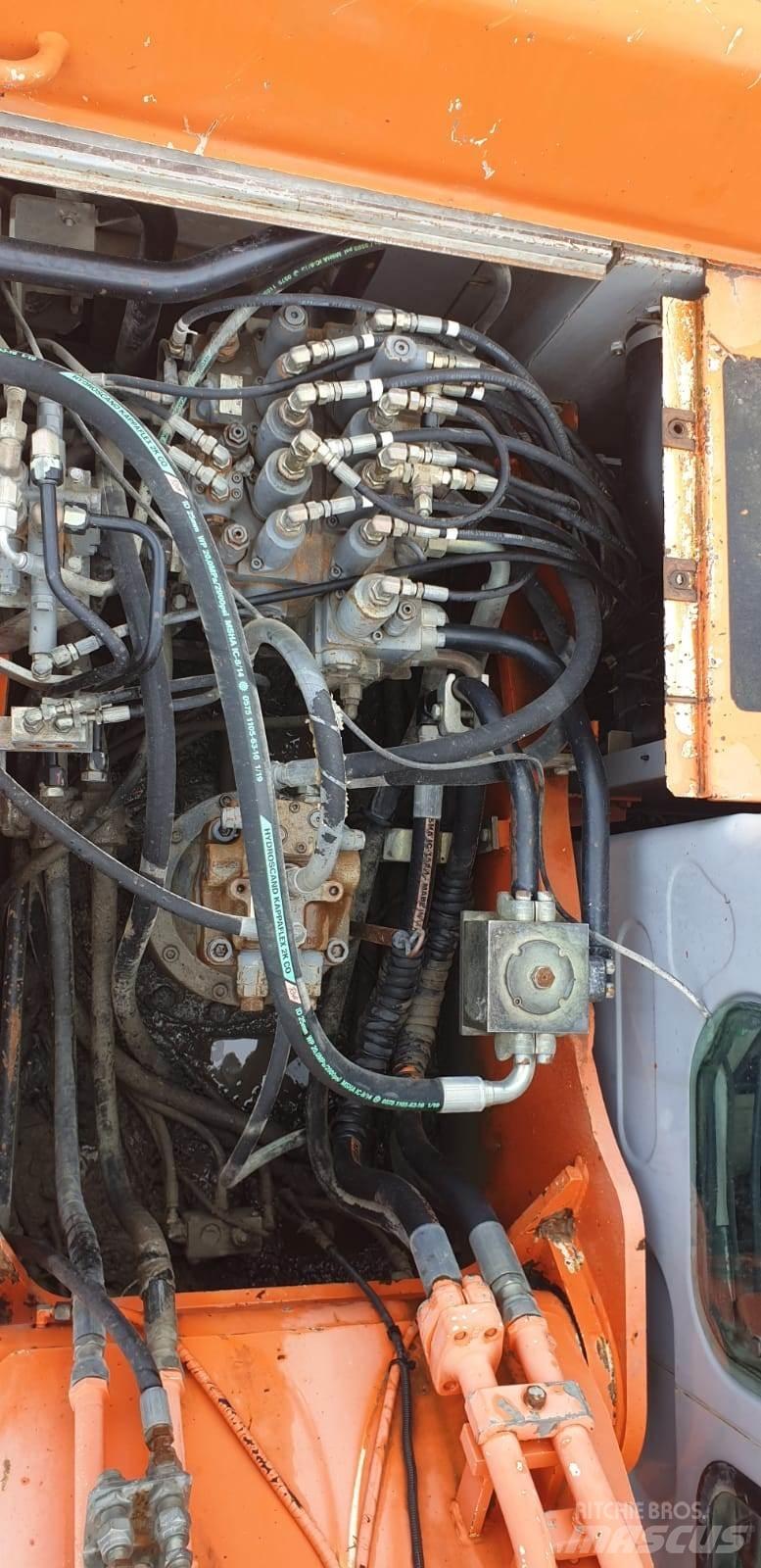 Kobelco E215LC Гусеничные экскаваторы