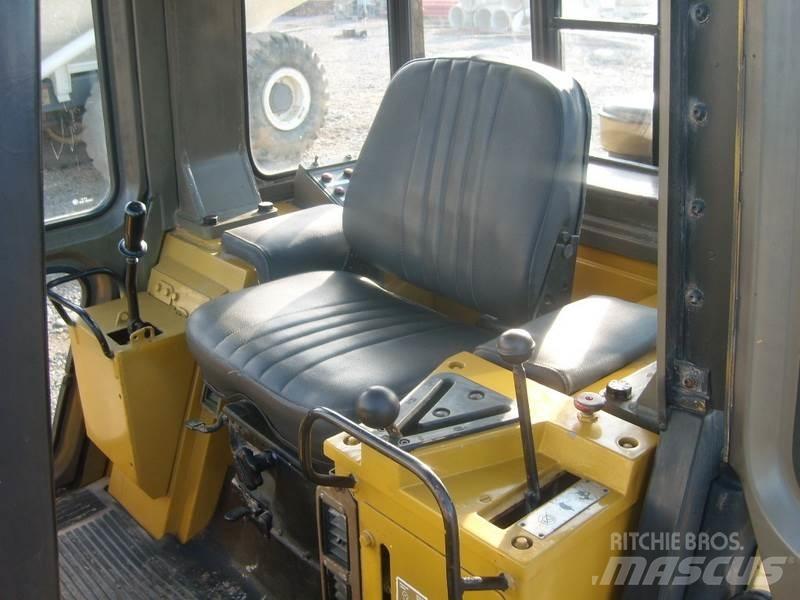 CAT 943 Гусеничные фронтальные погрузчики
