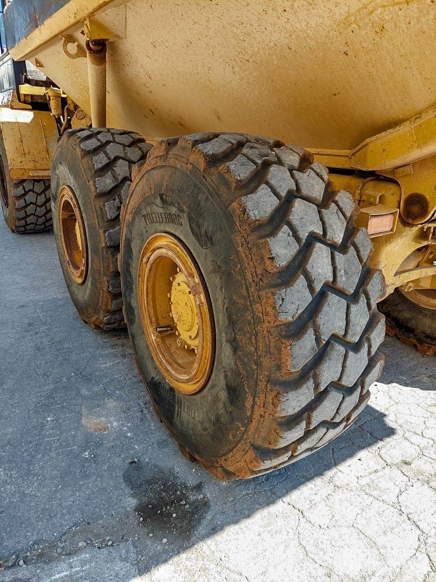 CAT D250E Шарнирно-сочленённые самосвалы