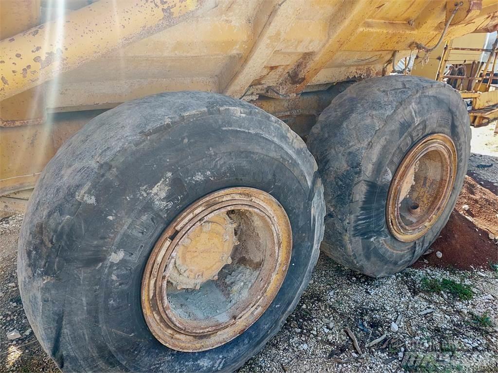 CAT D300B Шарнирно-сочленённые самосвалы